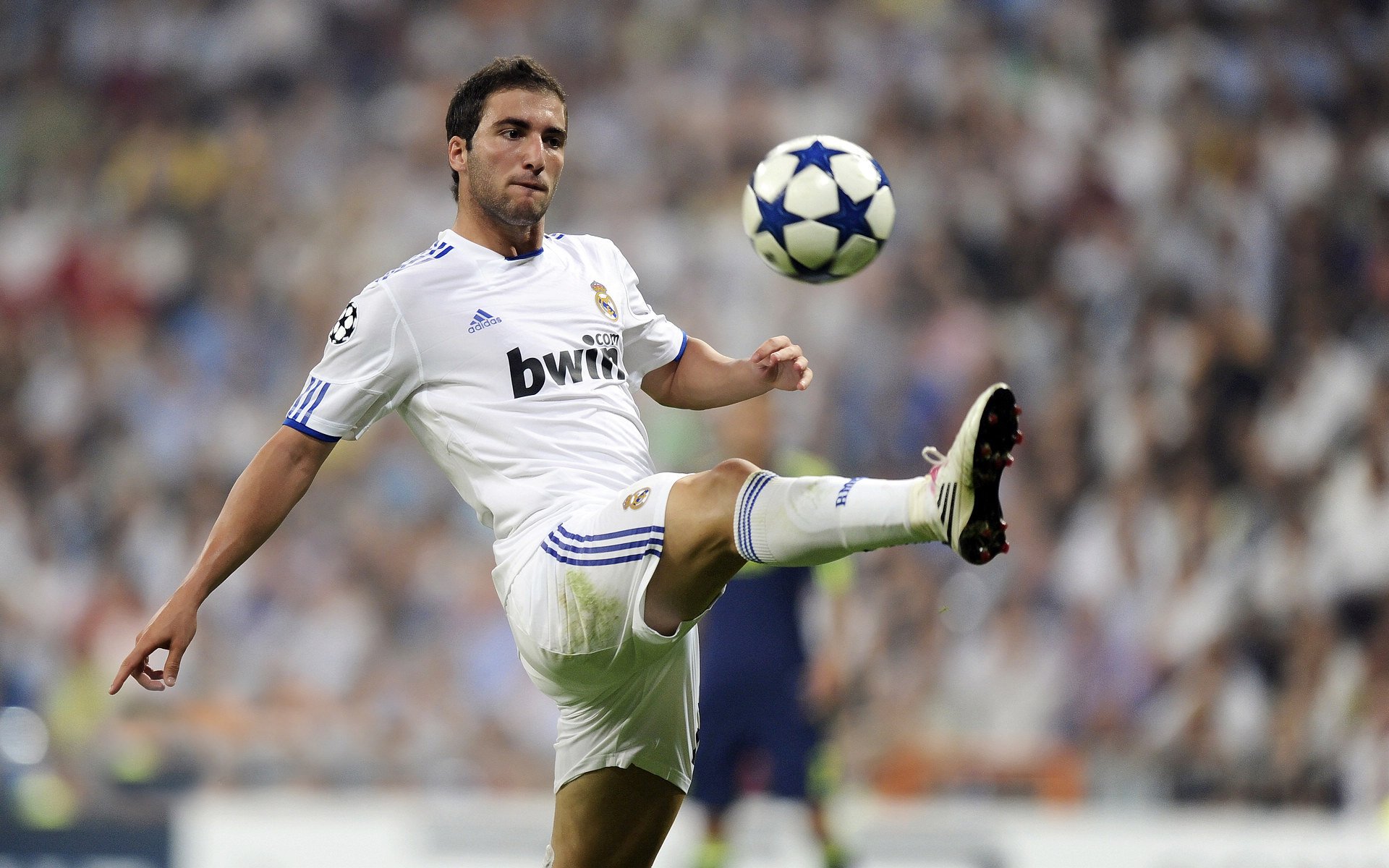 德甲争夺激烈，精彩反击和战术调整不断出现，德甲打法