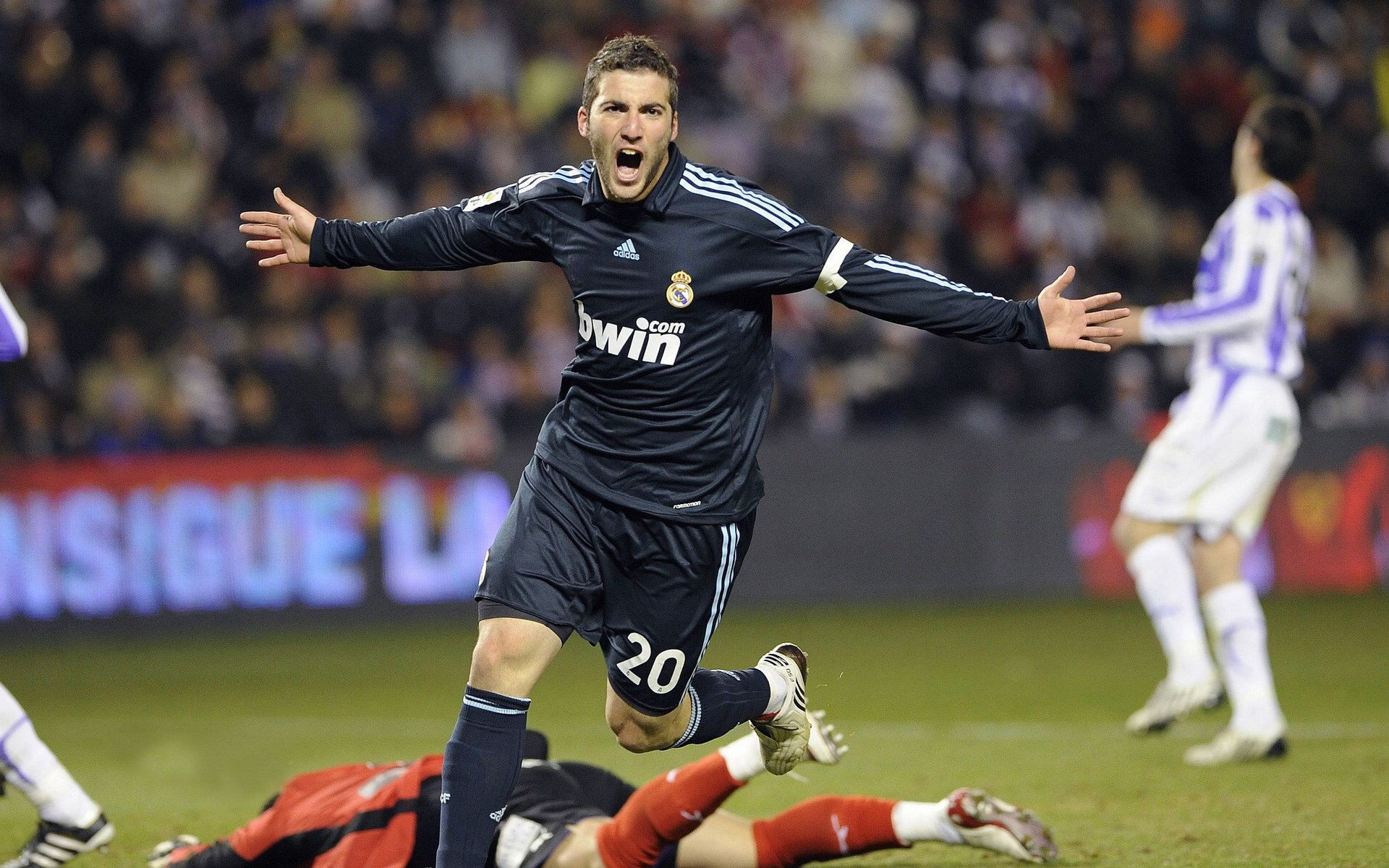 战术革新：巨星新加盟助推球队战斗力飞跃，《战术》